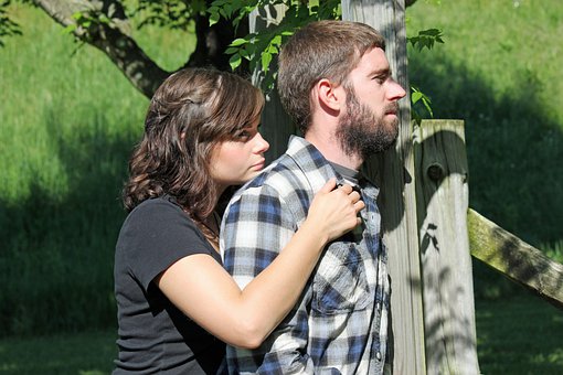 Я стыжусь супруга. Ведь я директор фирмы, а он простой рабочий