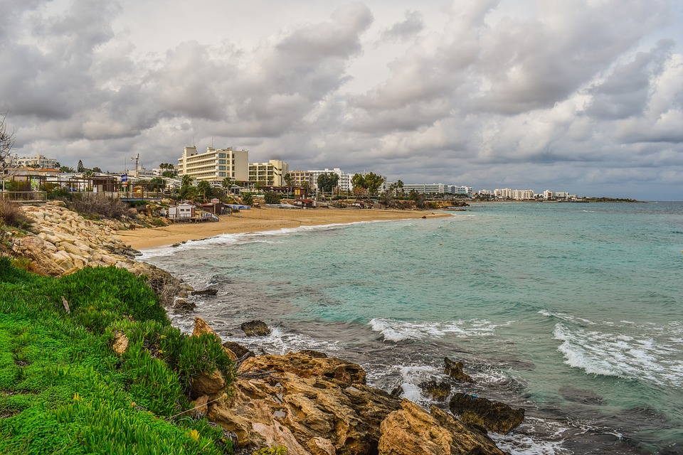 Стыдится надо быть в несчастном браке! А выходить замуж по несколько раз это нормально.