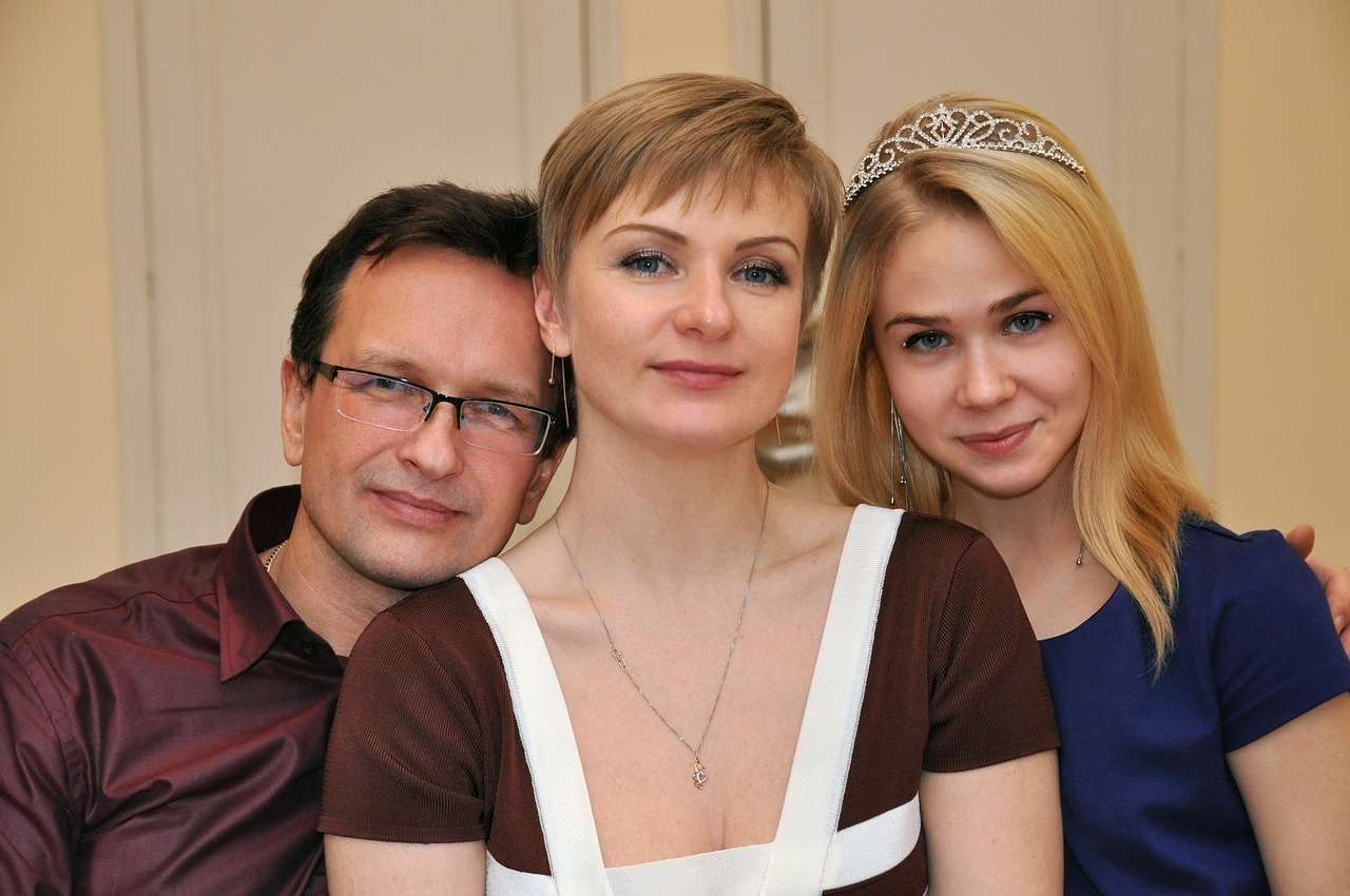 — Почему ты так поступаешь с родной дочкой? —сказала мать