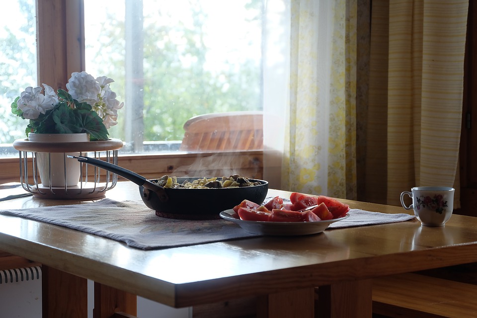 Моя семья превратила меня в повариху. Хотят только свежее и сегодняшнее.