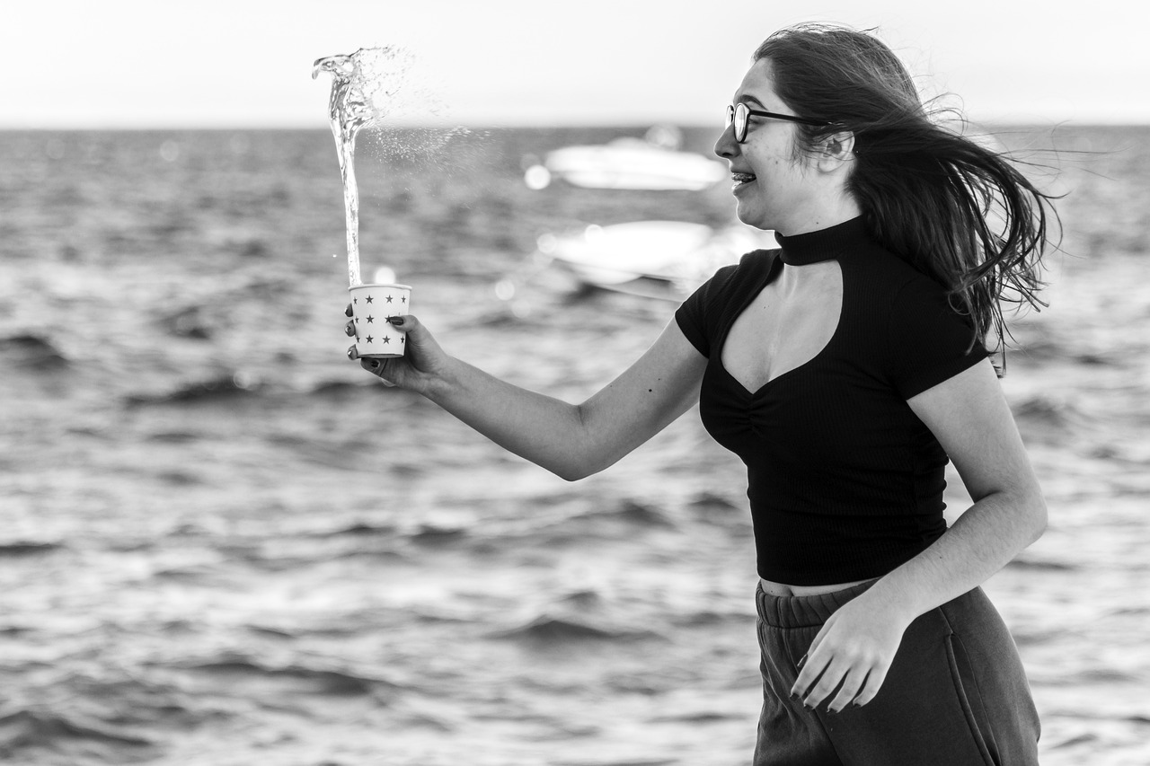 Пришла в гости, уберись. Ты должна хозяйкой хорошей быть