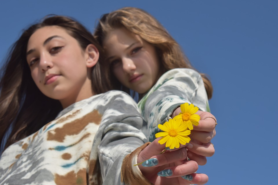 "Мама, ты же меня ненавидишь? Сдашь меня в приют, правда?"- По щекам у нее скатилась слеза, зеленые как полевая трава глаза наполнились ангельской невинностью.