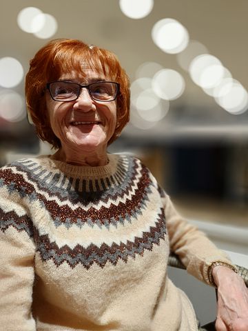 Ну и бабуля у меня! Она проработала четыре года в платном туалете, а теперь собирается купить квартиру и подарить ее мне!