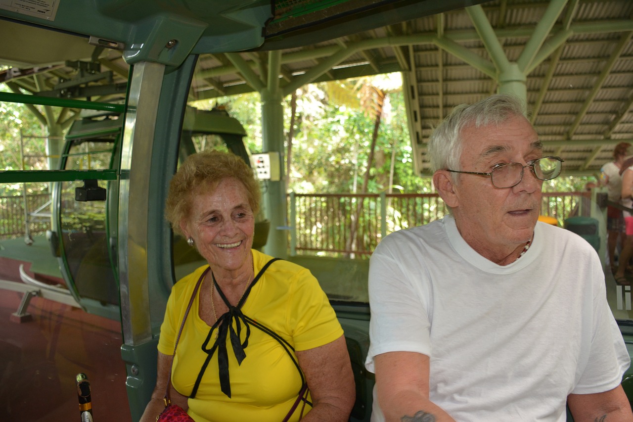 Бабушки тоже люди. С внуками сидеть не обязаны