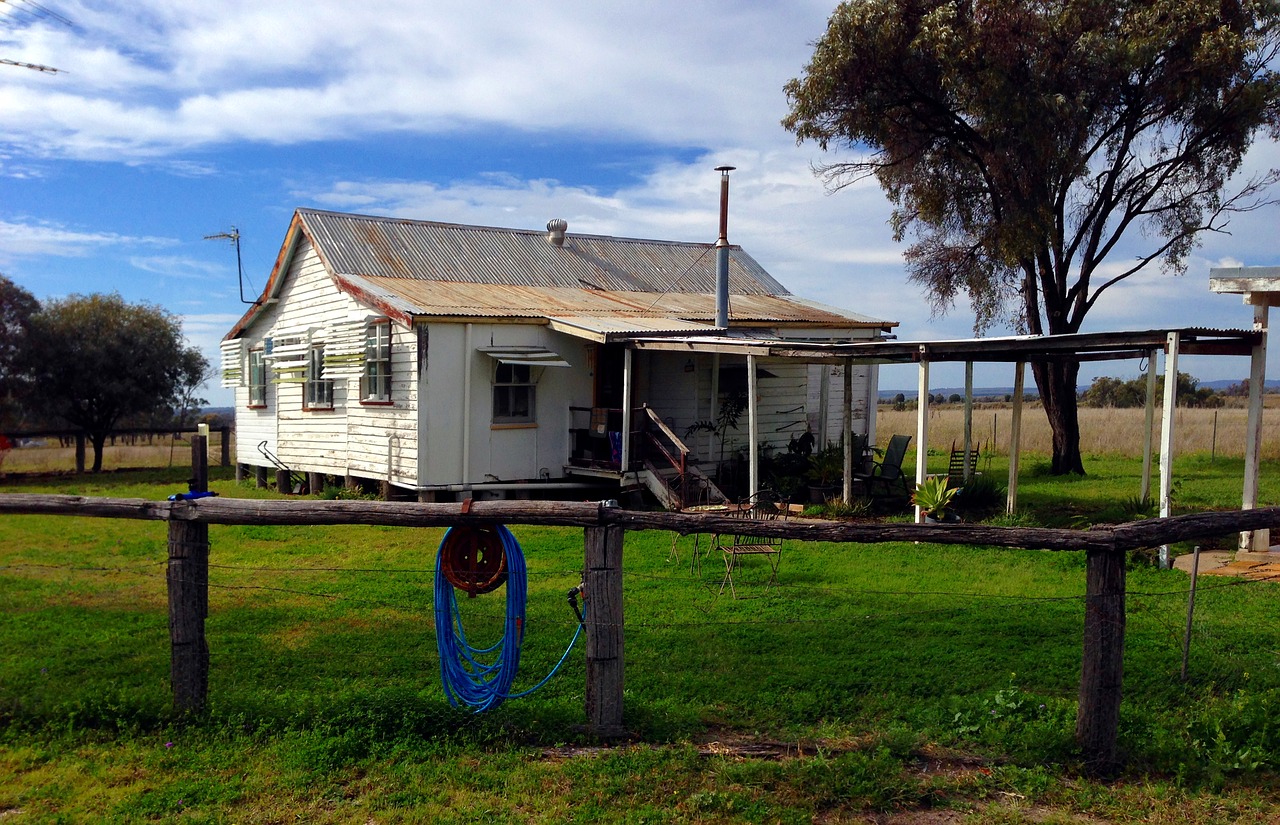 Сестра только посмеялась, когда я пообещал разобрать дом, а зря