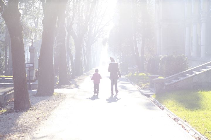 — Почему ты так поступаешь с родной дочкой? —сказала мать