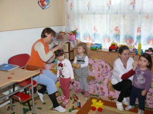 Эта воспитательница смеялась над его одеждой