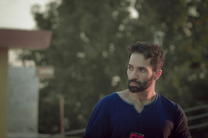 “Брату можно и больше платить, у него скоро ребенок родится”