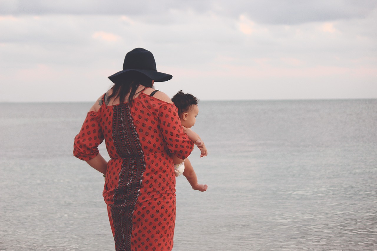 - Жена дома с дитем играется, а он пашет, как проклятый. Выгнал бы ее на работу!