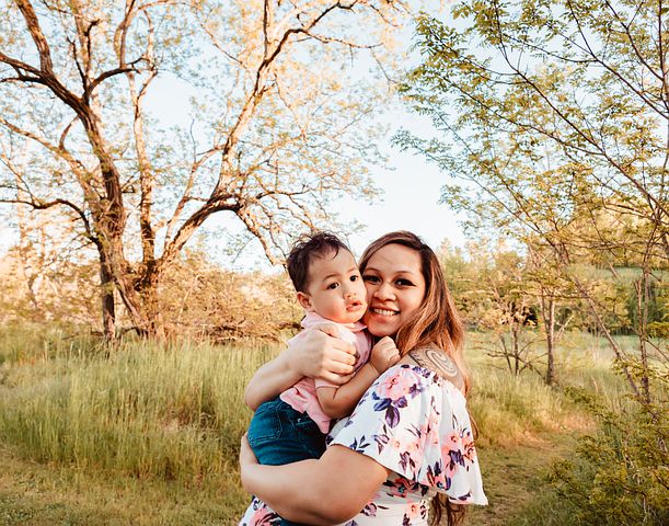 - Жена дома с дитем играется, а он пашет, как проклятый. Выгнал бы ее на работу!