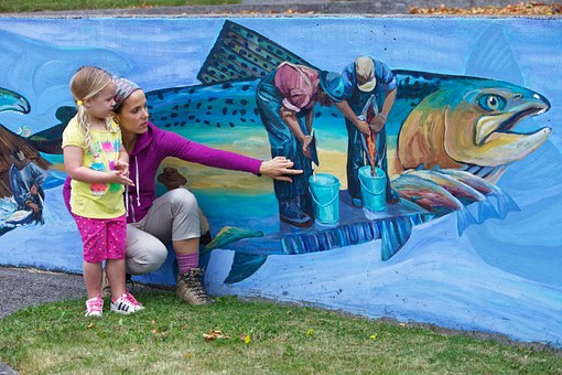 — Почему ты так поступаешь с родной дочкой? —сказала мать