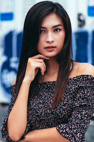 Пришла в гости, уберись. Ты должна хозяйкой хорошей быть