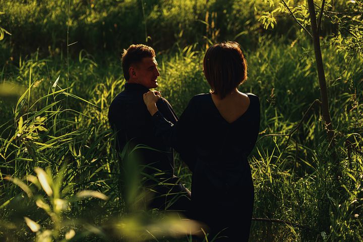 Я стыжусь супруга. Ведь я директор фирмы, а он простой рабочий