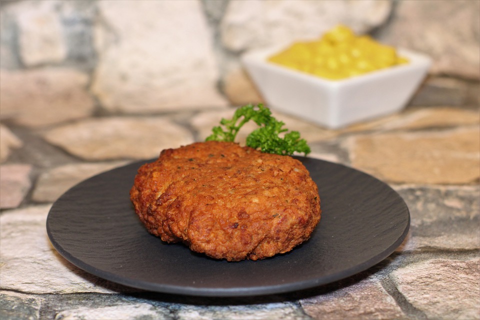 Мама нам не готовила, нас кормили родители друзей. Любимой фразой нашей мамы было заявление о том, что она нам ничего не должна.