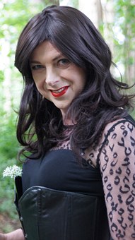 Я стыжусь супруга. Ведь я директор фирмы, а он простой рабочий