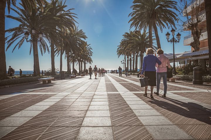 — А давай им поможем? Мы же люди добрые! Пусть поживут у нас какое-то время