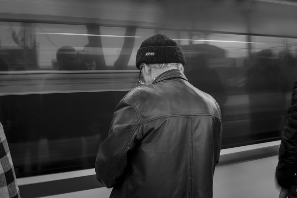 Дядя мой решил с женой забрать бабушку жить в свой дом. Меня сразу это насторожило.