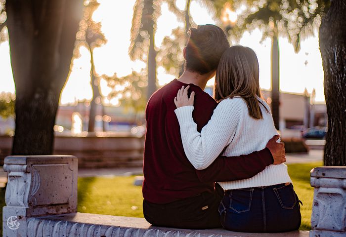 Я стыжусь супруга. Ведь я директор фирмы, а он простой рабочий