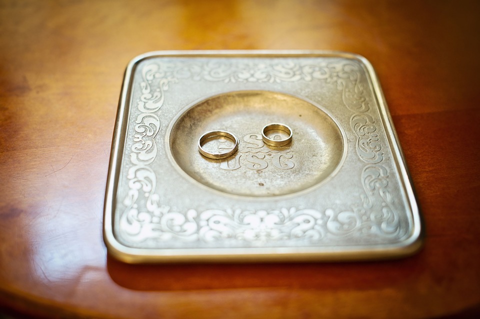 Итог гражданского брака - партнер убегает за очередной юбкой, оставляя женщину ни с чем.