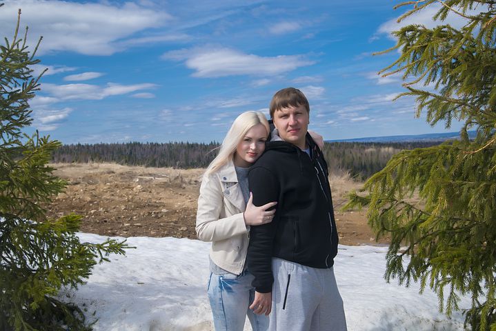 Я стыжусь супруга. Ведь я директор фирмы, а он простой рабочий