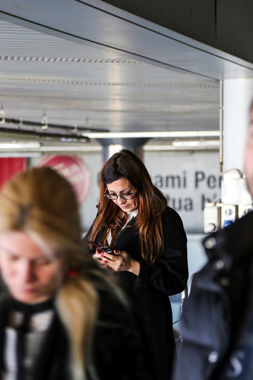 — А давай им поможем? Мы же люди добрые! Пусть поживут у нас какое-то время