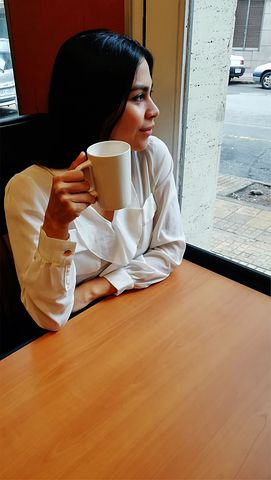 "Выгнали меня из дому на мороз! - рассказывает сестра. (только дело было летом) "