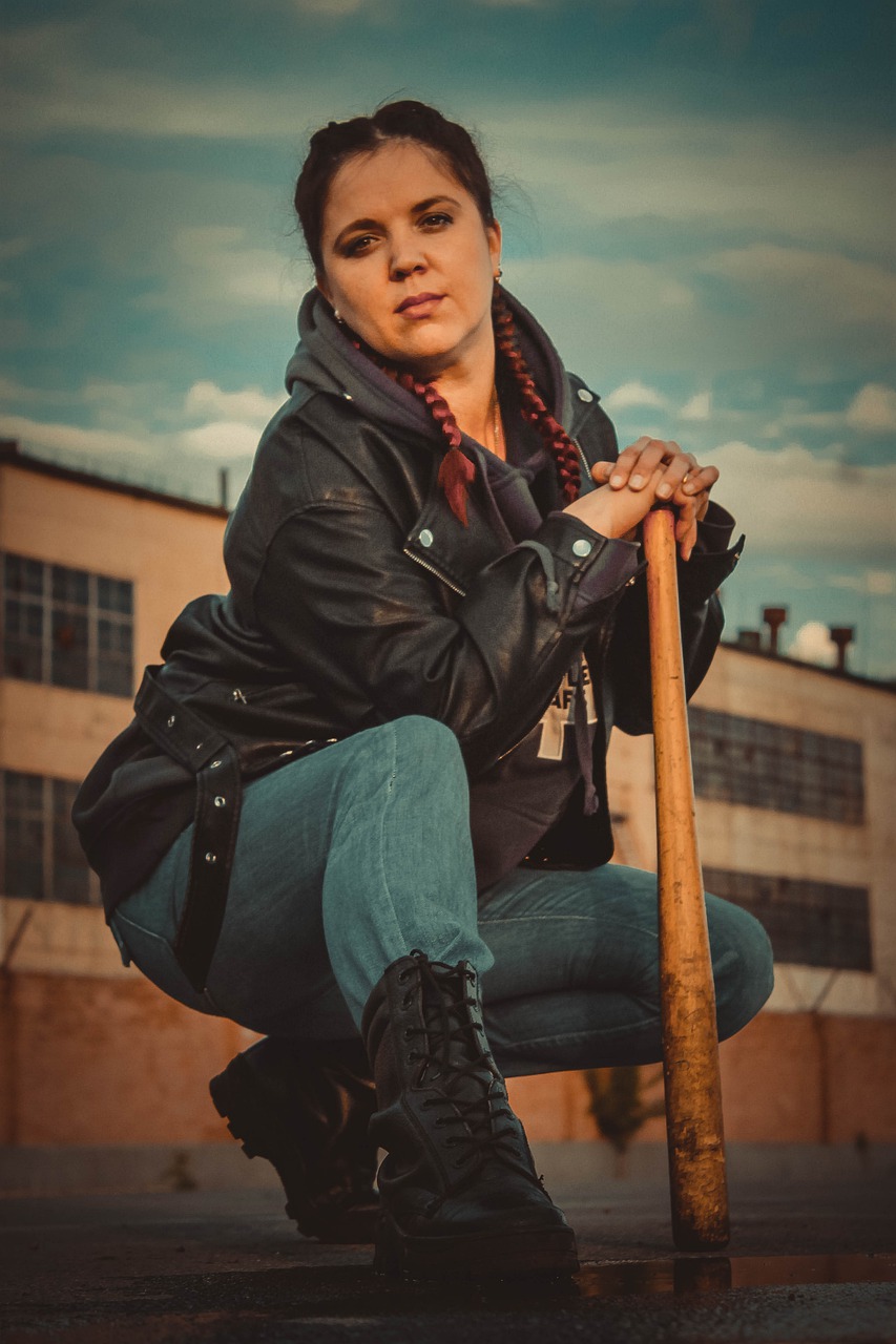 Пришла в гости, уберись. Ты должна хозяйкой хорошей быть