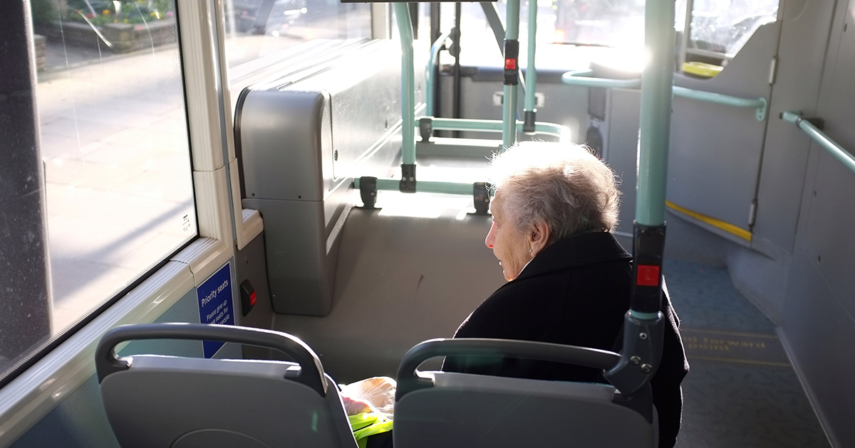 — Через меня перелезь! — заявил наглый пассажир