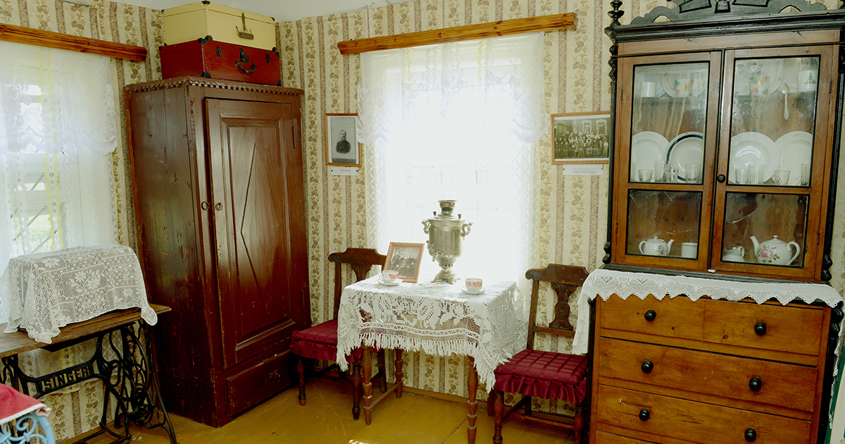 — Нам старую мебель жаль выбрасывать. Можно мы тебе ее привезем?