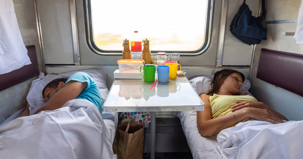 Опять полки в плацкарте не поделили!