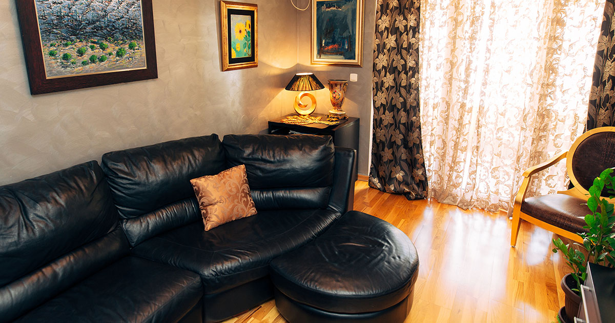 — Нам старую мебель жаль выбрасывать. Можно мы тебе ее привезем?