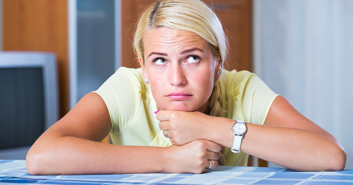 Муж "отблагодарил" неожиданным способом - представил меня гостям, как домработницу