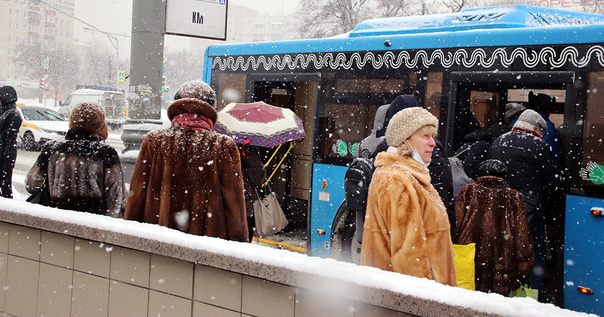 — Через меня перелезь! — заявил наглый пассажир
