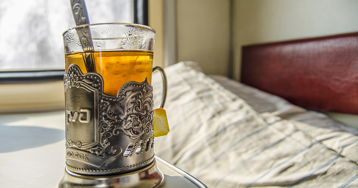 Опять полки в плацкарте не поделили!