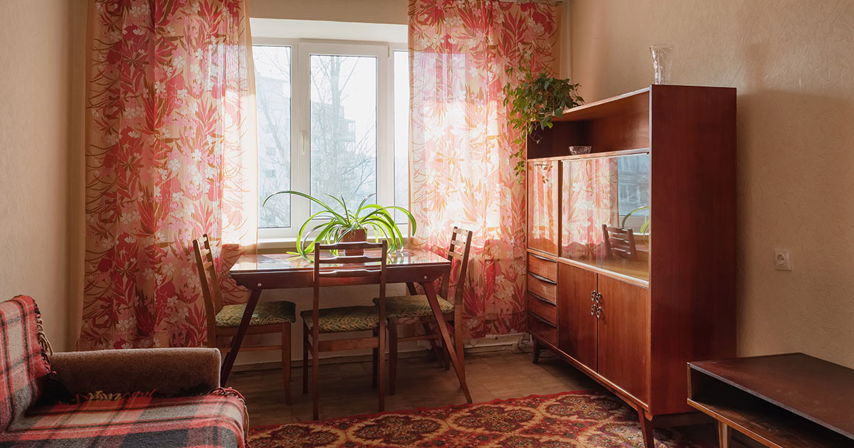 — Нам старую мебель жаль выбрасывать. Можно мы тебе ее привезем?