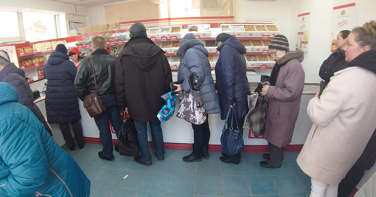 Мужчина забрал весь бабушкин товар и направился в сторону машины…