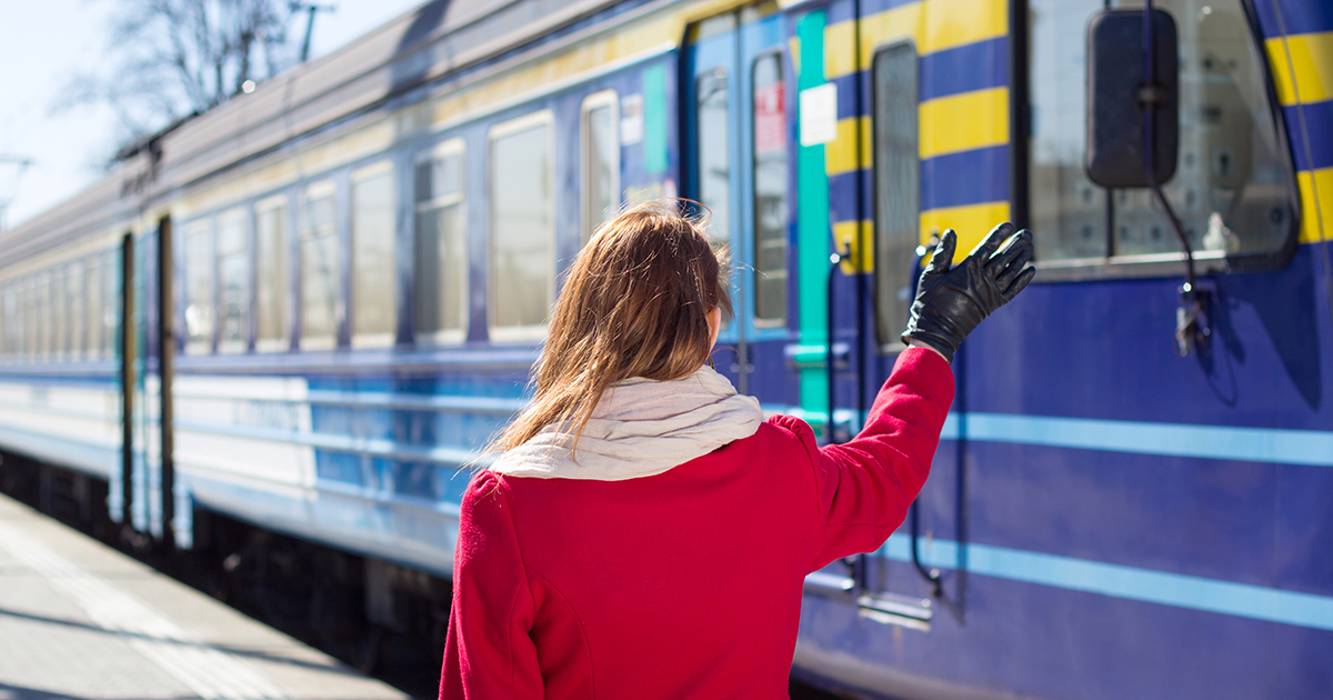 — Я разве тебе обязан? Сама тащи свой чемодан!