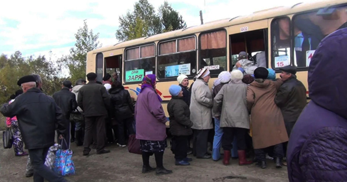 — Через меня перелезь! — заявил наглый пассажир
