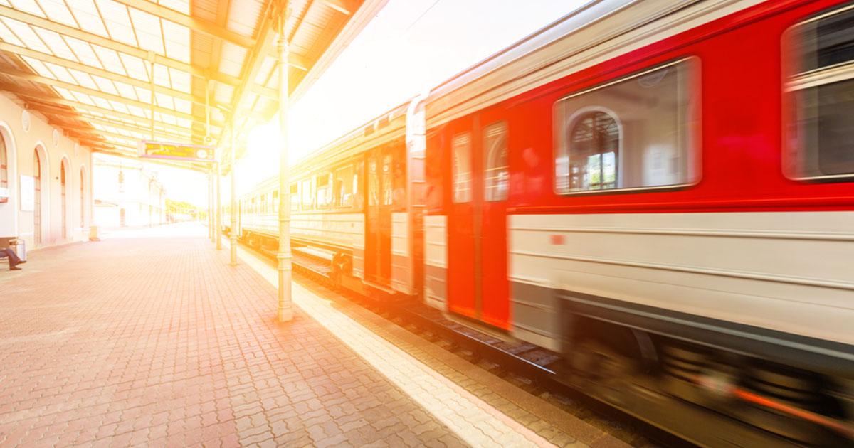 — Я разве тебе обязан? Сама тащи свой чемодан!