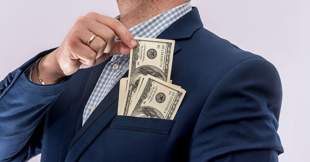 — Сын должен уметь обращаться с деньгами, и неважно, сколько ему лет!