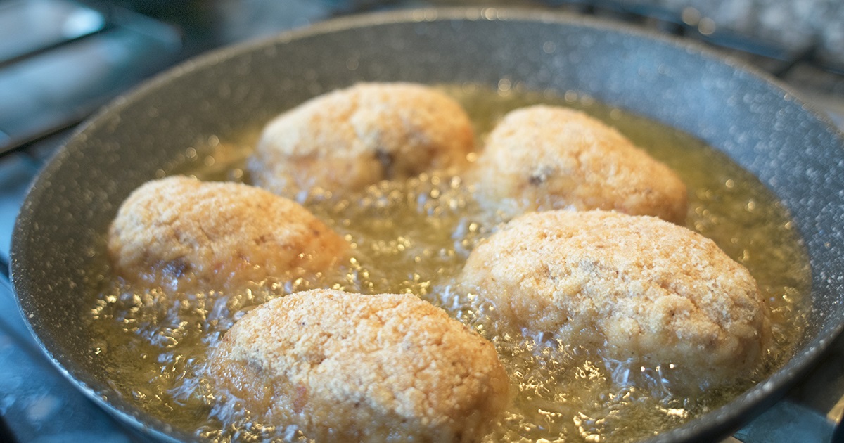 Няня забирала у детей котлеты и носила их домой