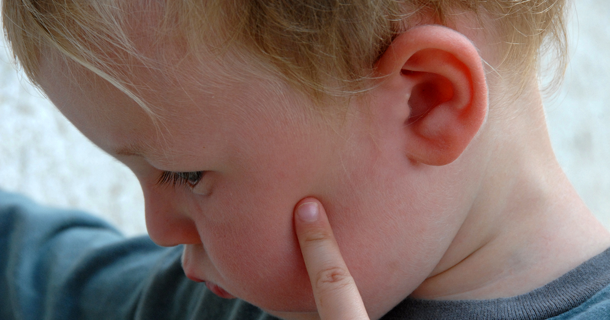 Я специально бросаю монетки под лавку для своего милого друга Илюши…