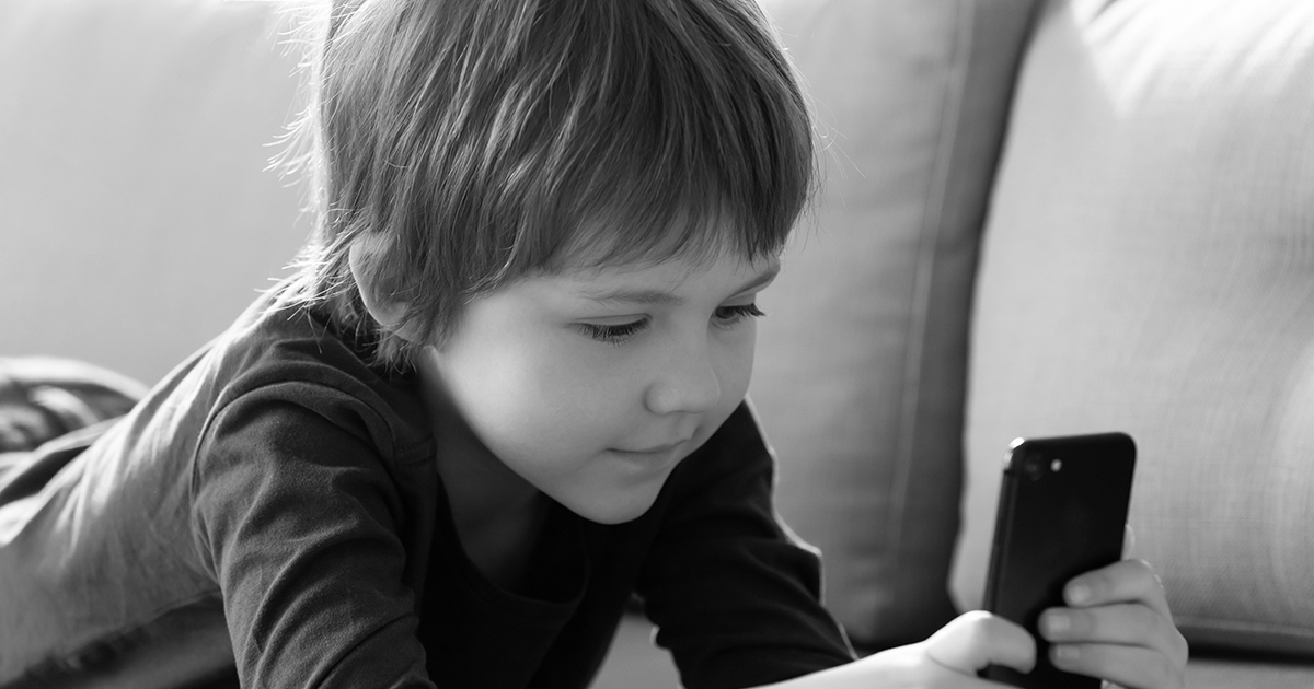 "— А свою фамилию знаешь? — Никитин. — А живешь ты где? "