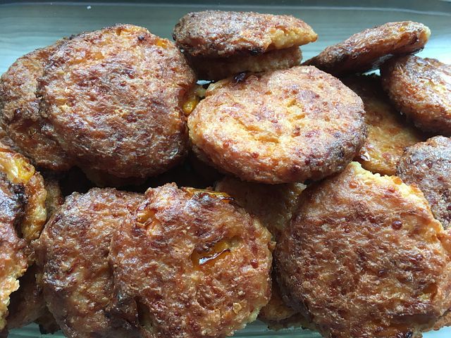 Няня забирала у детей котлеты и носила их домой