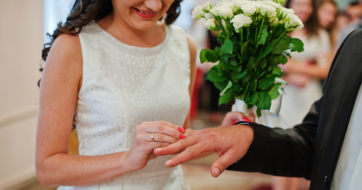 — Бедных родственников нам на свадьбе не надо!