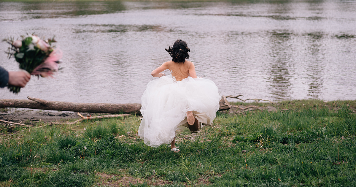 — Ешьте, сваха, ешьте, ведь такой телятины вы больше нигде не попробуете. А вашему аппетиту можно только позавидовать!