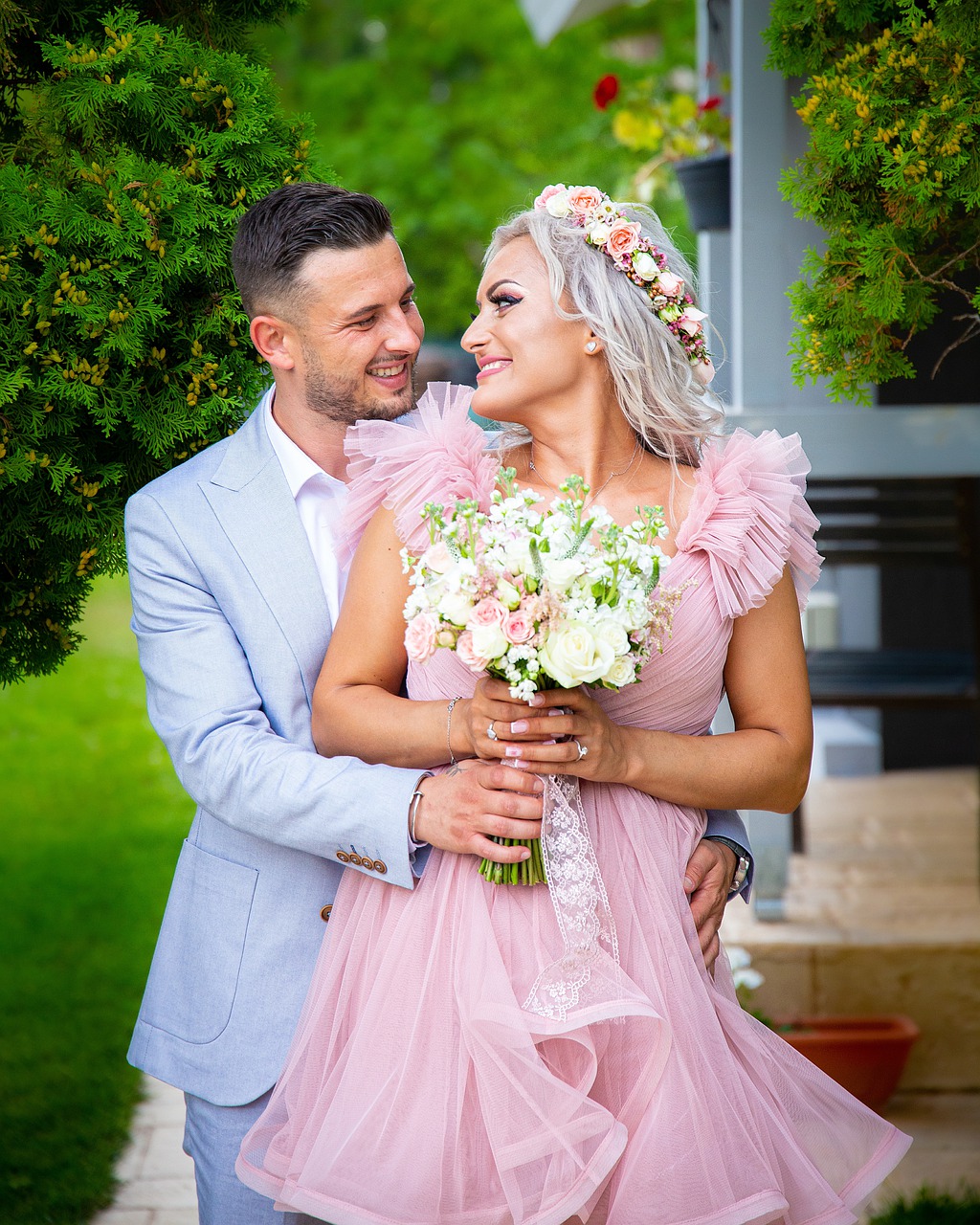 — Ешьте, сваха, ешьте, ведь такой телятины вы больше нигде не попробуете. А вашему аппетиту можно только позавидовать!