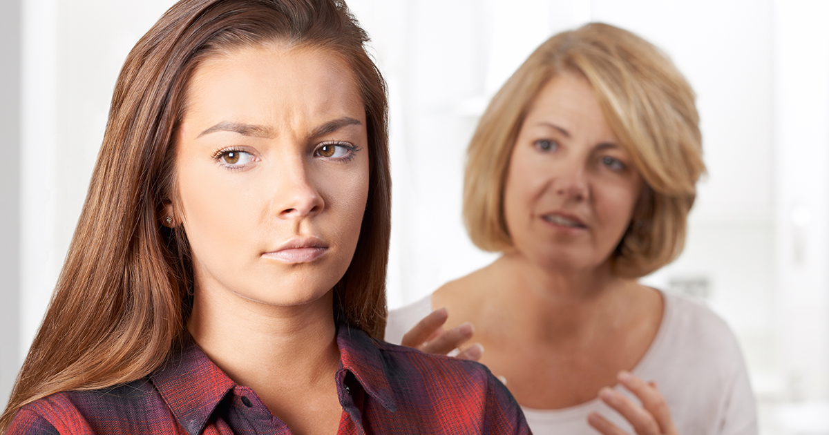 — У нее ребенок маленький. Когда ей убирать? — защищает сестру мама