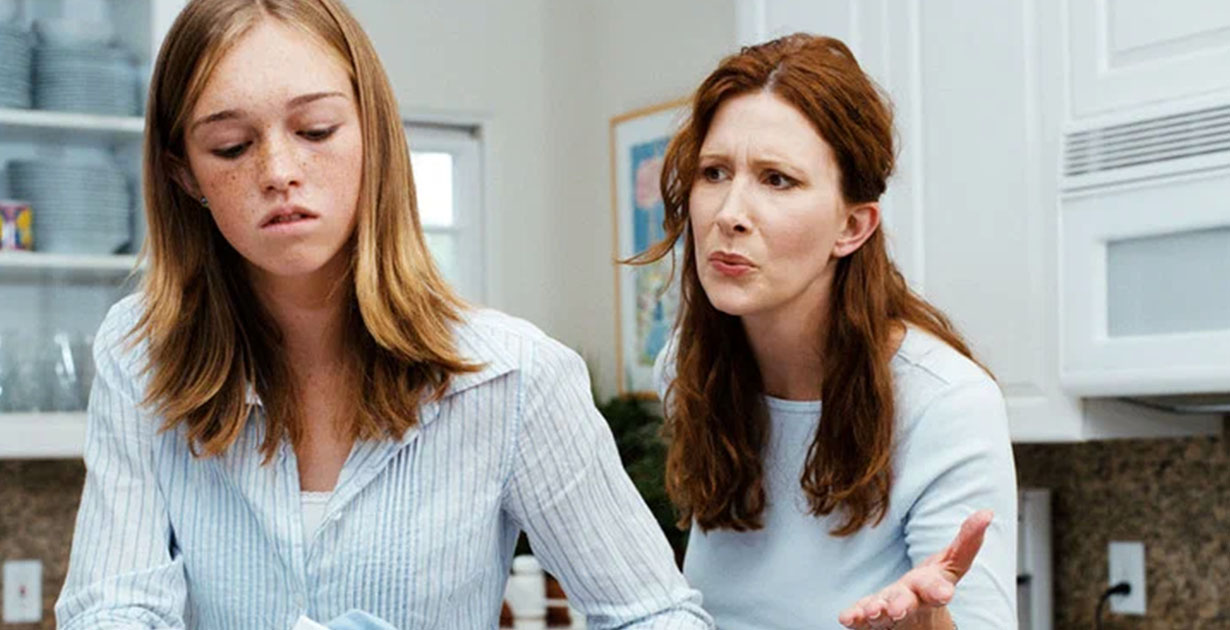 — У нее ребенок маленький. Когда ей убирать? — защищает сестру мама