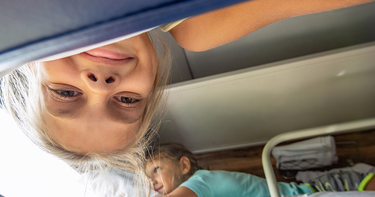 После одного случая я всегда уступаю место на нижней полке, когда еду в поезде